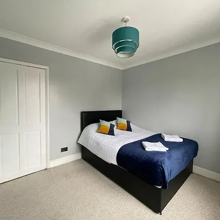 Luxurious Detached Holiday House Free Parking Near Airport Town Centre Railway Station Luton  Exterior photo