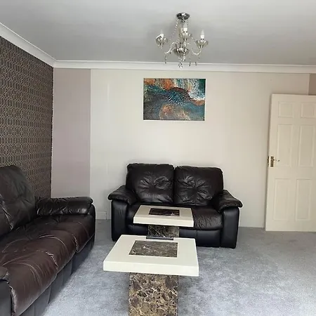 Luxurious Detached Holiday House Free Parking Near Airport Town Centre Railway Station Luton  Exterior photo