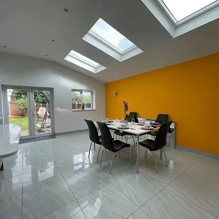 Luxurious Detached Holiday House Free Parking Near Airport Town Centre Railway Station Luton  Exterior photo