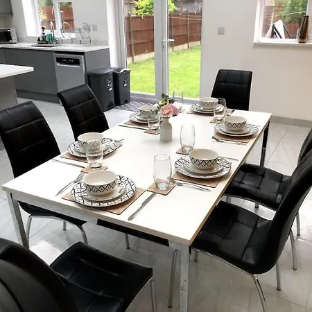 Luxurious Detached Holiday House Free Parking Near Airport Town Centre Railway Station Luton  Exterior photo