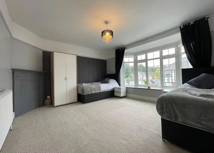 Luxurious Detached Holiday House Free Parking Near Airport Town Centre Railway Station