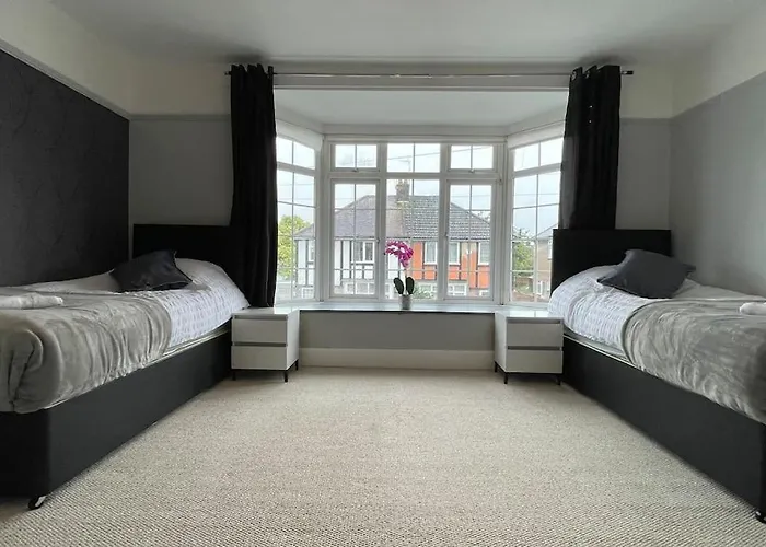 Luxurious Detached Holiday House Free Parking Near Airport Town Centre Railway Station