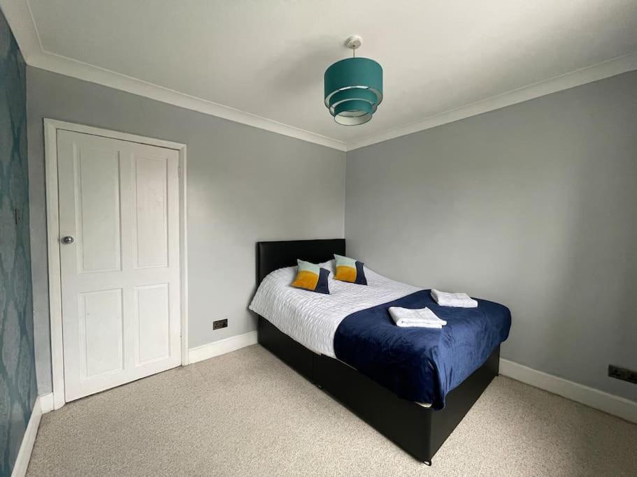 Luxurious Detached House Free Parking Near Airport Town Centre Railway Station * Luton (Bedfordshire)