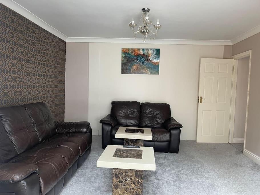 Luxurious Detached House Free Parking Near Airport Town Centre Railway Station Holiday home *