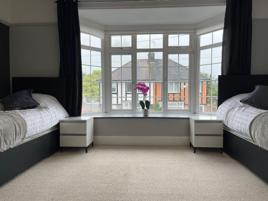 Holiday home Luxurious Detached House Free Parking Near Airport Town Centre Railway Station *