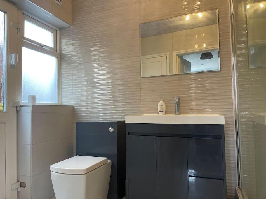 Holiday home Luxurious Detached House Free Parking Near Airport Town Centre Railway Station Luton (Bedfordshire)