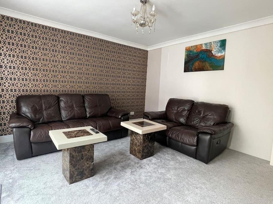 Luxurious Detached House Free Parking Near Airport Town Centre Railway Station Luton (Bedfordshire)