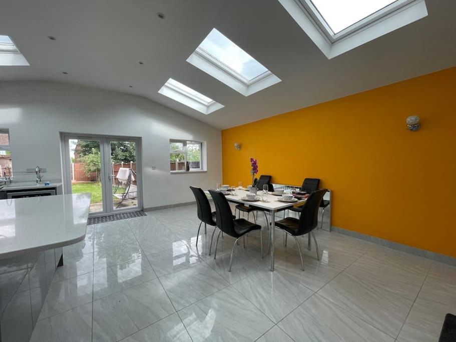 Luxurious Detached House Free Parking Near Airport Town Centre Railway Station Holiday home *