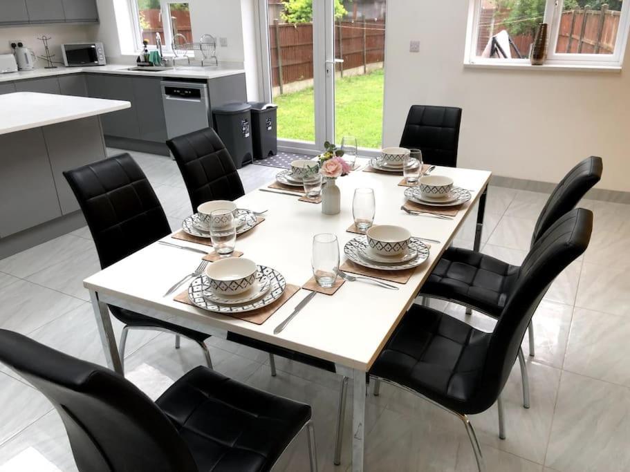 Luxurious Detached House Free Parking Near Airport Town Centre Railway Station Holiday home Luton (Bedfordshire)