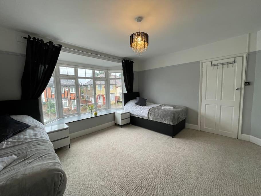 Holiday home Luxurious Detached House Free Parking Near Airport Town Centre Railway Station *