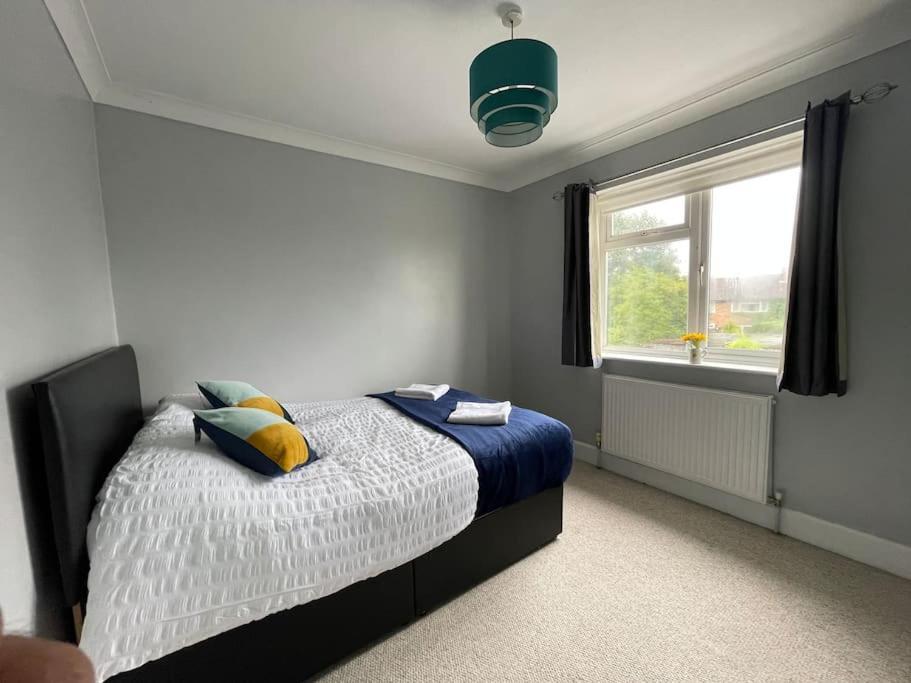 Luxurious Detached House Free Parking Near Airport Town Centre Railway Station Holiday home *