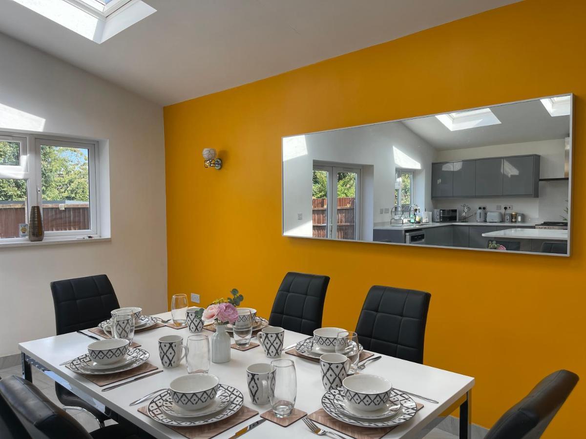 Luxurious Detached House Free Parking Near Airport Town Centre Railway Station Holiday home