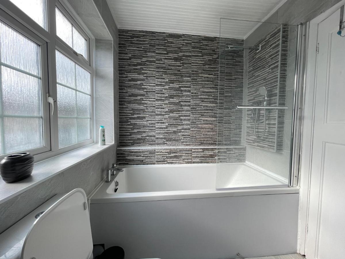 Luxurious Detached House Free Parking Near Airport Town Centre Railway Station Holiday home