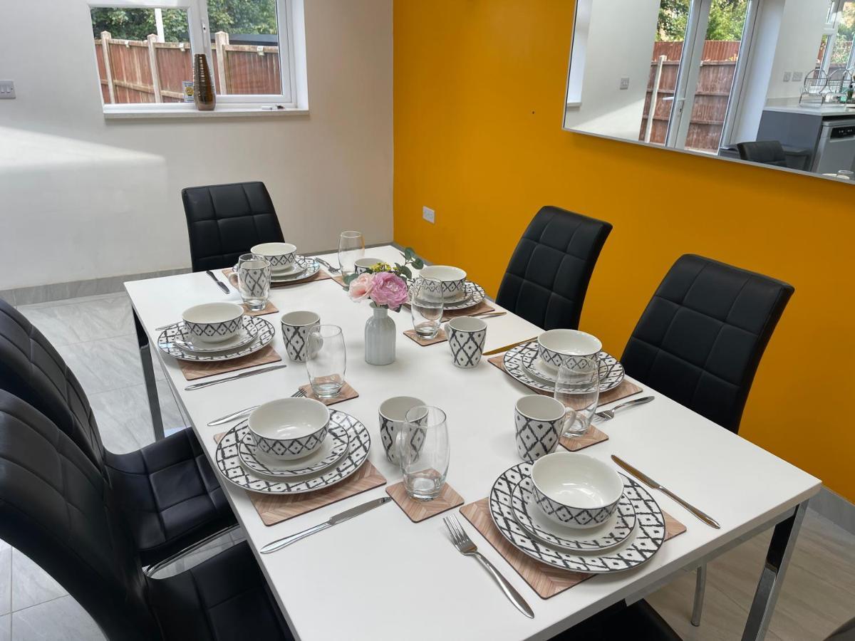 Luxurious Detached House Free Parking Near Airport Town Centre Railway Station * Luton (Bedfordshire)