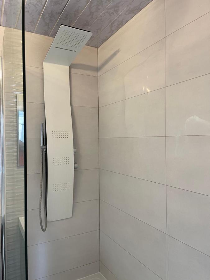 Luxurious Detached House Free Parking Near Airport Town Centre Railway Station Holiday home