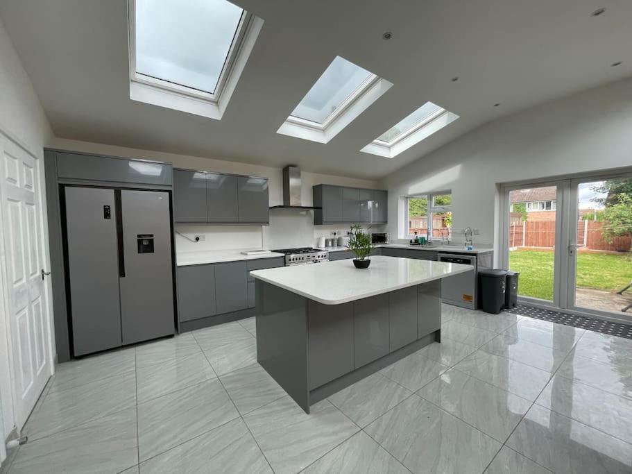 Luxurious Detached House Free Parking Near Airport Town Centre Railway Station