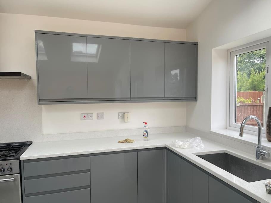 Luxurious Detached House Free Parking Near Airport Town Centre Railway Station Holiday home