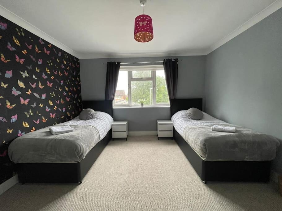 Luxurious Detached House Free Parking Near Airport Town Centre Railway Station Holiday home *