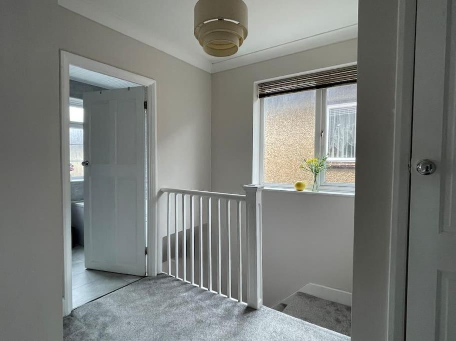 Holiday home Luxurious Detached House Free Parking Near Airport Town Centre Railway Station Luton (Bedfordshire)