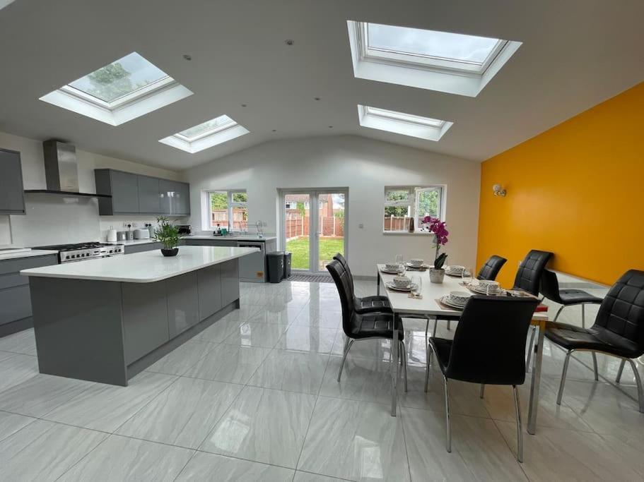 Luxurious Detached House Free Parking Near Airport Town Centre Railway Station