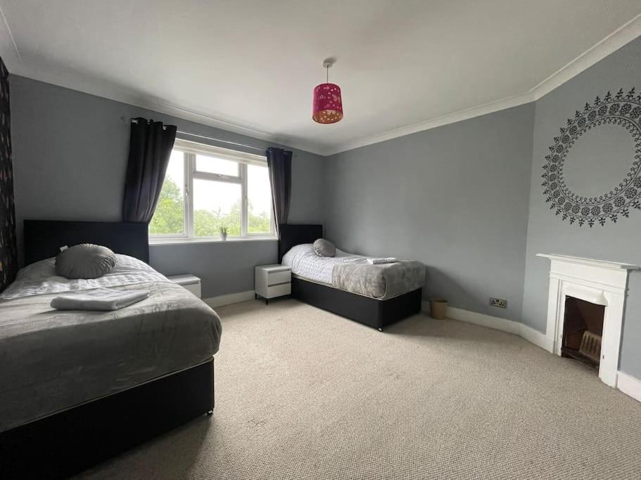 Holiday home Luxurious Detached House Free Parking Near Airport Town Centre Railway Station *