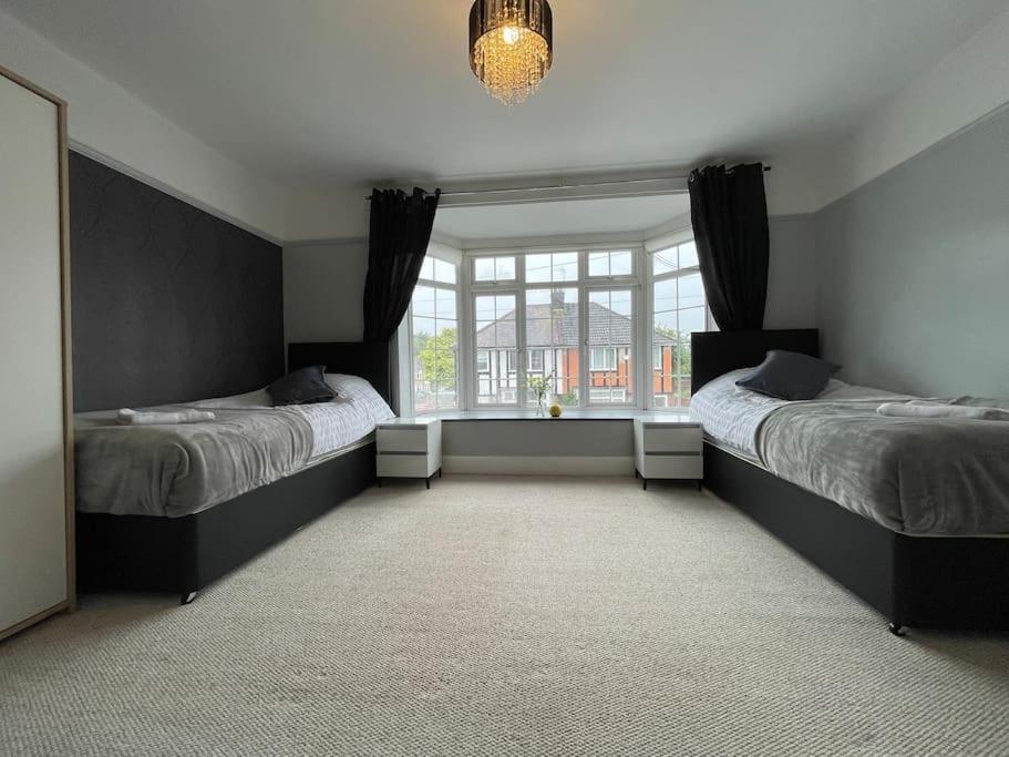 Luxurious Detached House Free Parking Near Airport Town Centre Railway Station *