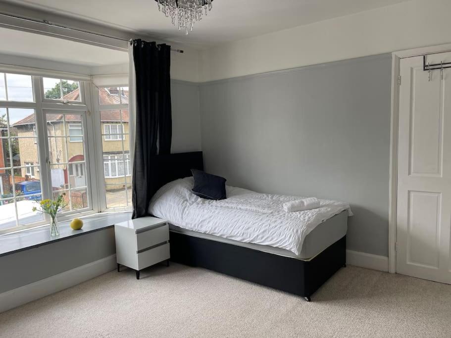 Luxurious Detached House Free Parking Near Airport Town Centre Railway Station Luton (Bedfordshire)