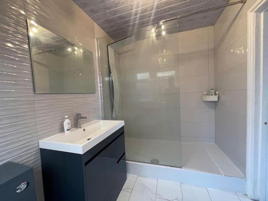 Luxurious Detached House Free Parking Near Airport Town Centre Railway Station * Luton (Bedfordshire)