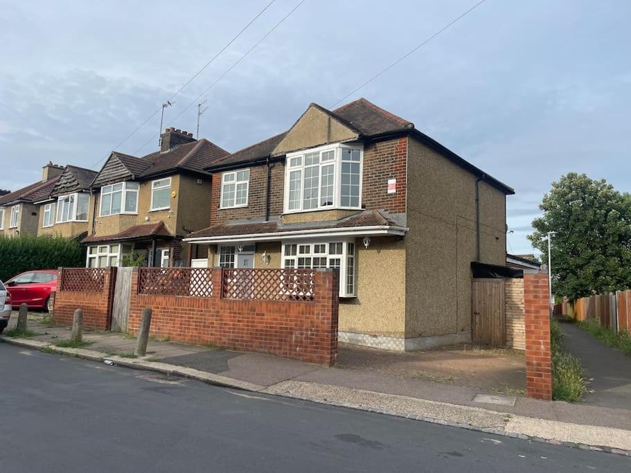 Holiday home Luxurious Detached House Free Parking Near Airport Town Centre Railway Station