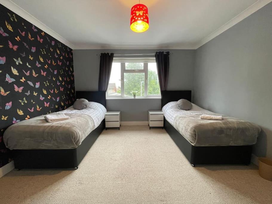 Luxurious Detached House Free Parking Near Airport Town Centre Railway Station Holiday home *