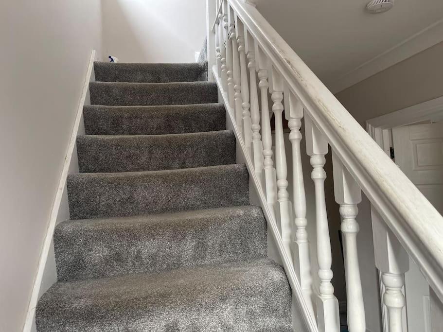 Luxurious Detached House Free Parking Near Airport Town Centre Railway Station Holiday home