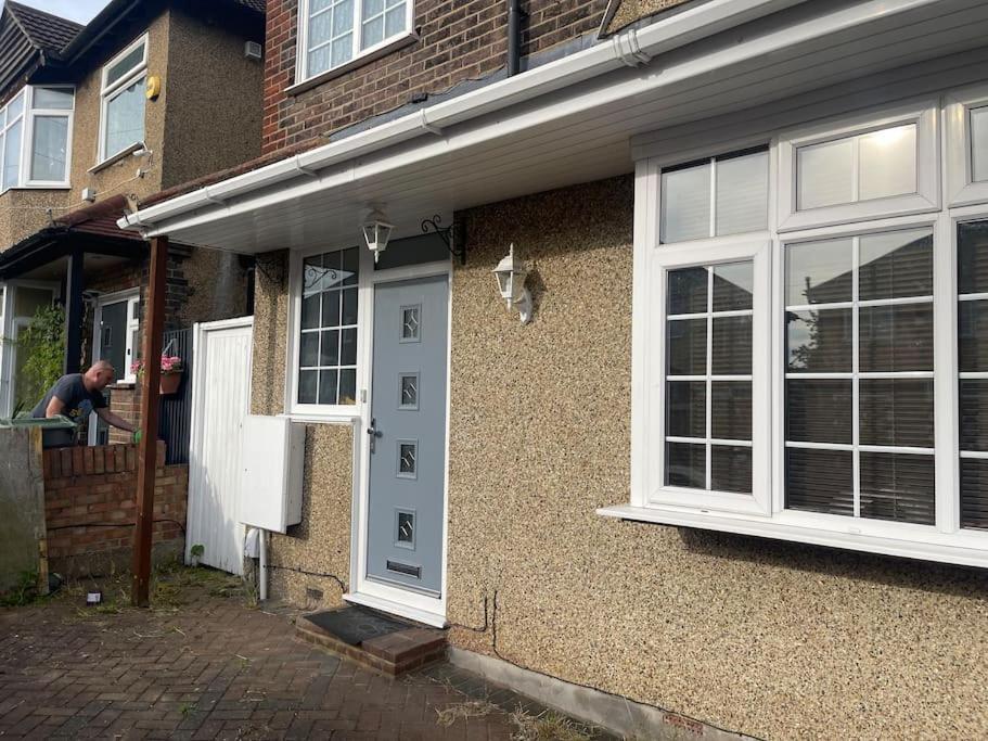 Holiday home Luxurious Detached House Free Parking Near Airport Town Centre Railway Station