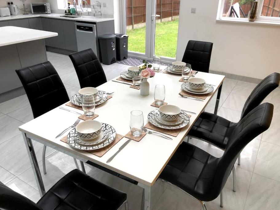 Luxurious Detached House Free Parking Near Airport Town Centre Railway Station Holiday home *