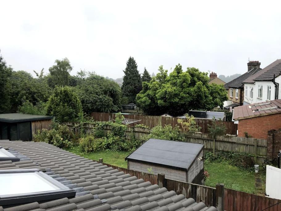 Luxurious Detached House Free Parking Near Airport Town Centre Railway Station Holiday home