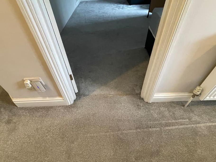 Luxurious Detached House Free Parking Near Airport Town Centre Railway Station Holiday home *