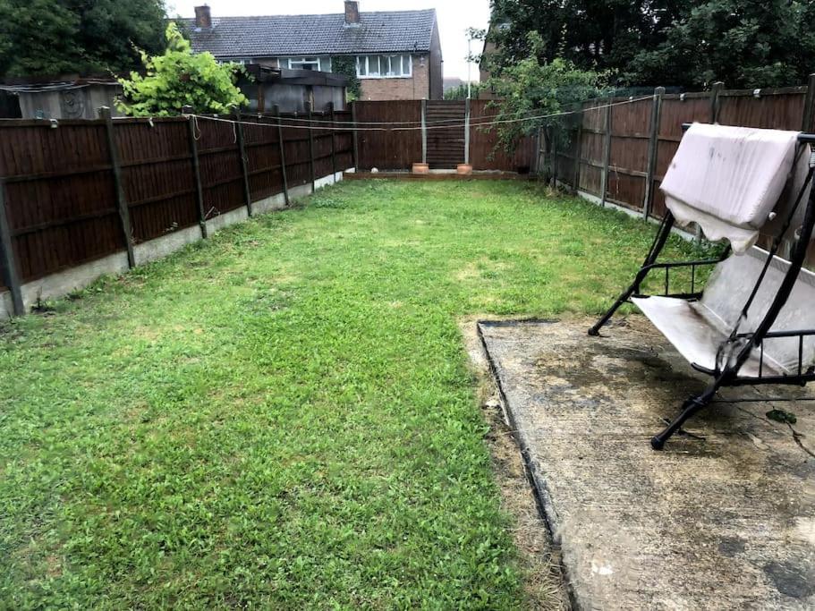 Luxurious Detached House Free Parking Near Airport Town Centre Railway Station *
